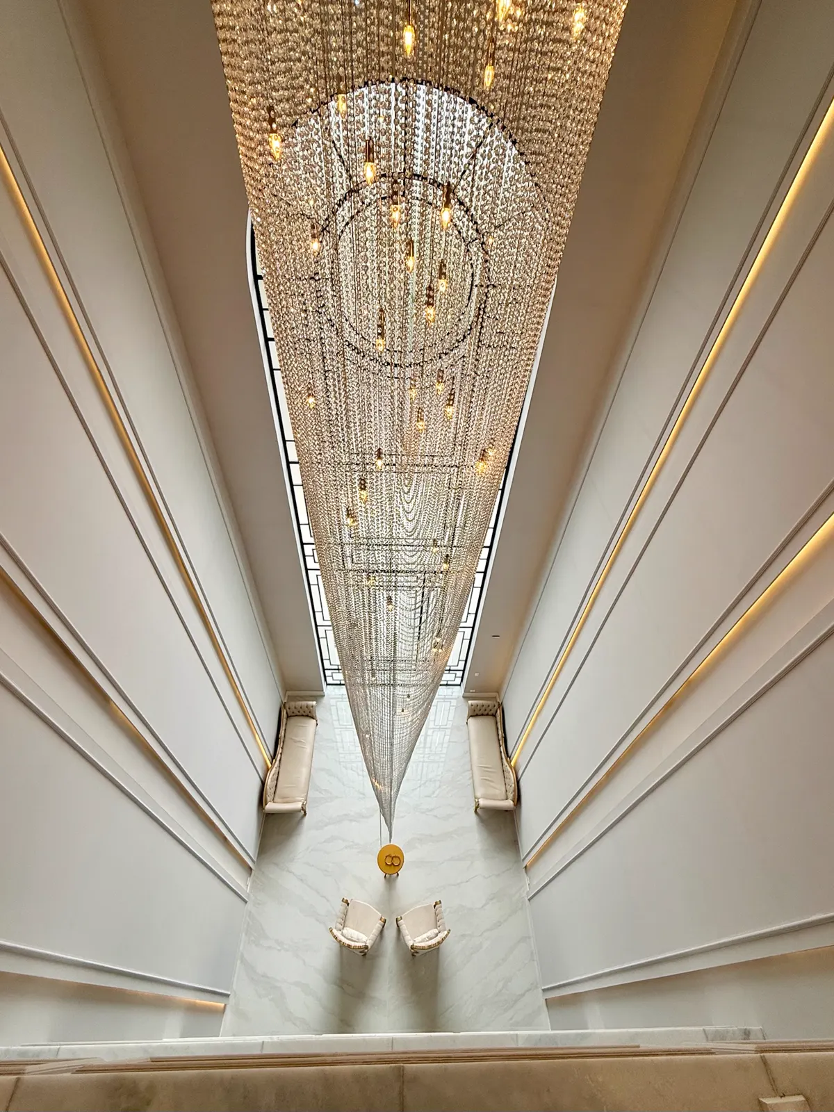 Hall com lustre do Gran Bellagio